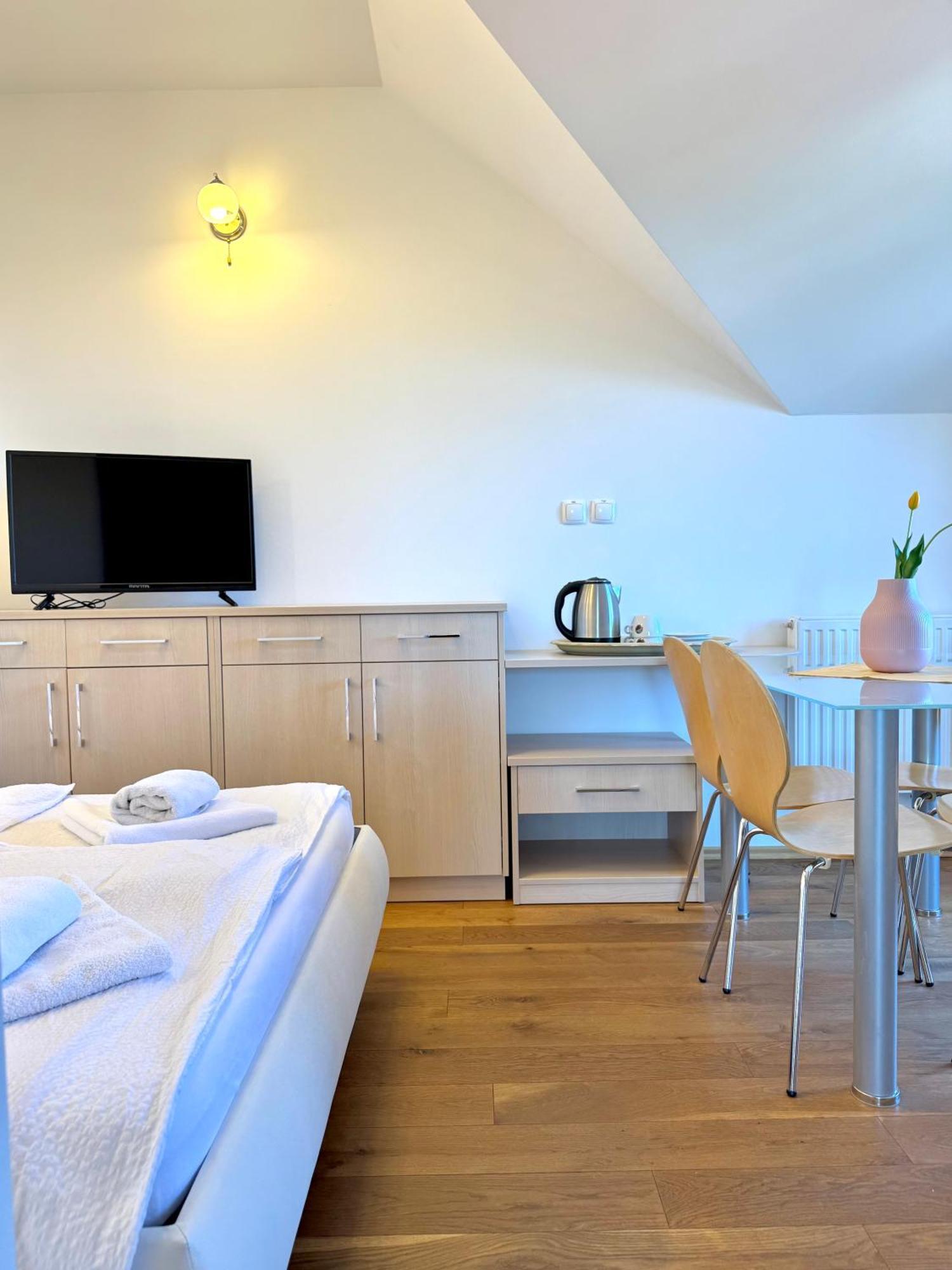 Guest House Domacija Krnc Hrib pri Hinjah Екстериор снимка